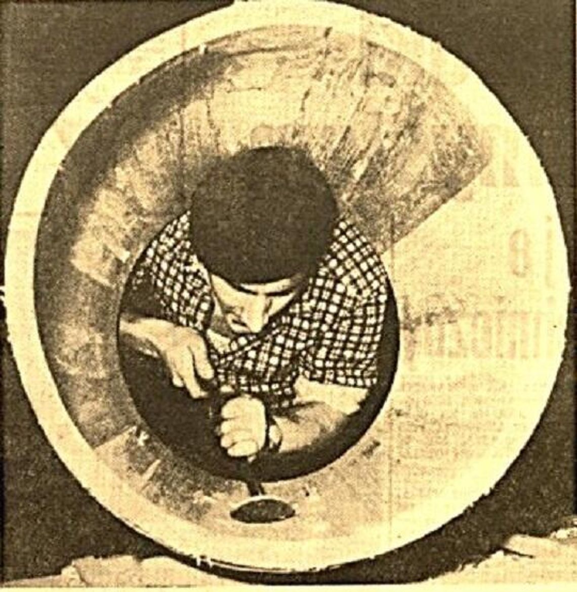 Kroniki miasta. Bednarze z Pawłowa Bednarz Stanisław Lipiński wykonywał w ciągu miesiąca 80 beczek