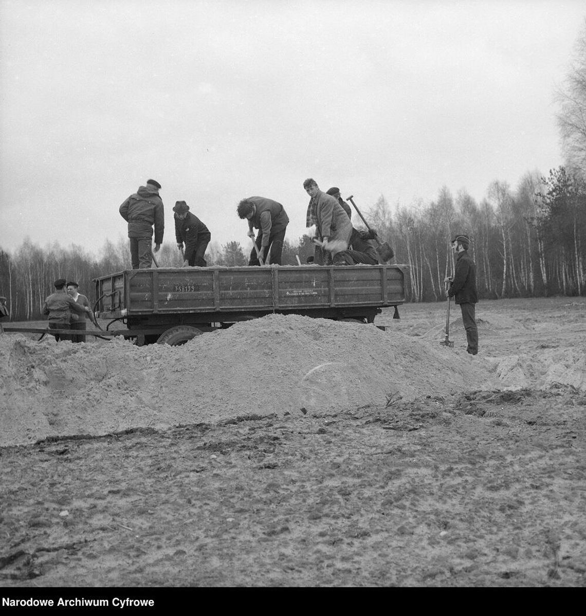 Budowa drogi w czynie społecznym w 1970 roku