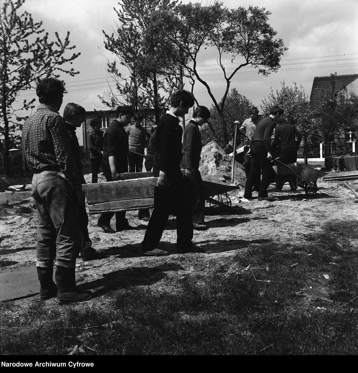 Kroniki miasta. Chełmscy rzemieślnicy pomogli w budowie szpitala w 1970 roku Zdjęcie ilustracyjne. Na fotografii budowa w czynie społecznym