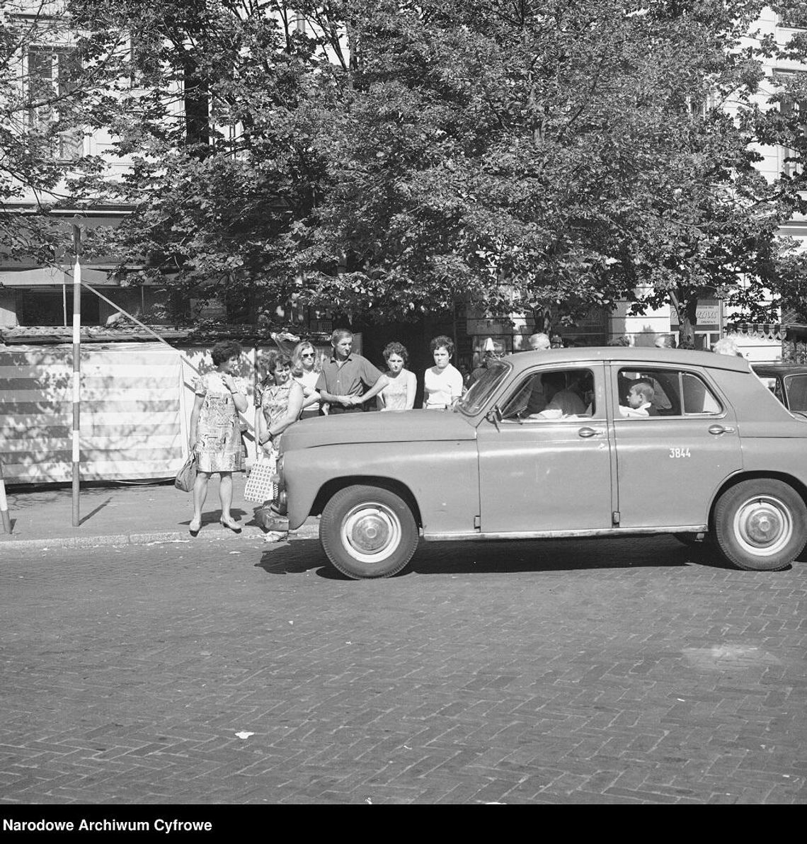 Zdjęcie ilustracyjne/Taksówka marki Warszawa podjeżdża na postój przy ul. Brackiej w Warszawie. Rok 1971