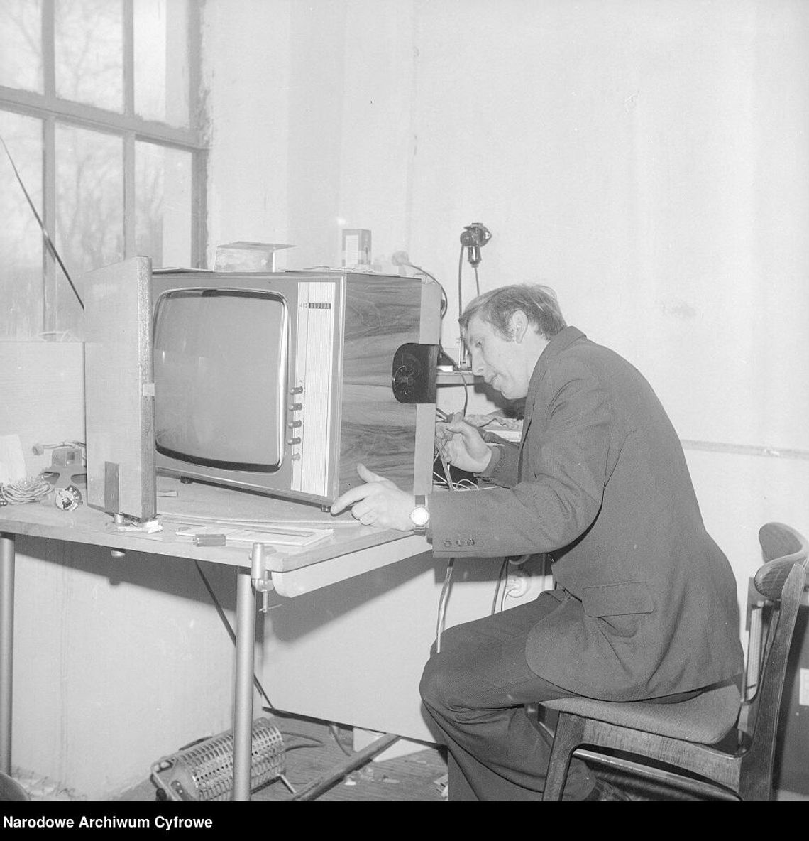 Mężczyzna naprawia telewizor Neptun 413. Rok 1974