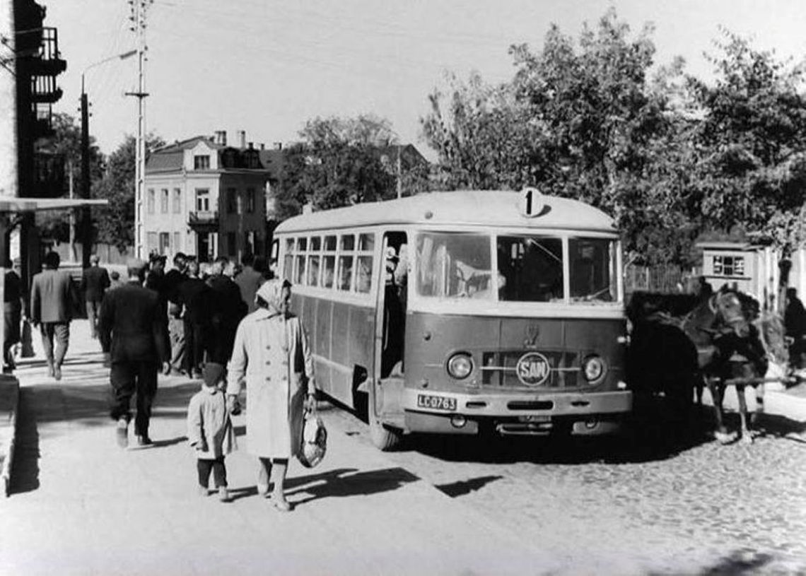 Kroniki miasta. Dla kogo ta komunikacja? Pasażerskie rozterki w Chełmie lat 70-tych Zdj. ilustracyjne/Lata 1960-1965 , Chełm - Plac Gdański