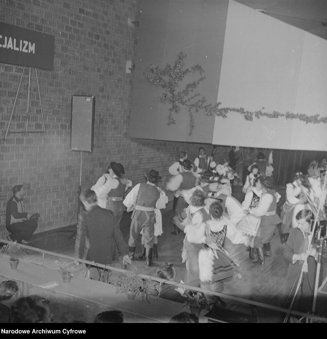 Kroniki miasta. Goście z Czechosłowacji w Powiatowym Domu Kultury w Chełmie. Koncert w 1971 roku Zdjęcie ilustracyjne