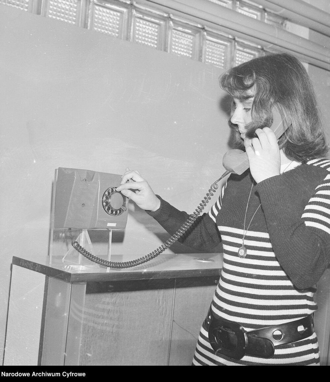 Kroniki miasta. Halo? Halo! Problemy telekomunikacyjne w Chełmie. Aparaty publiczne w 1971 roku Zdjęcie ilustracyjne/Muzeum telefonów w Radomiu, rok 1976