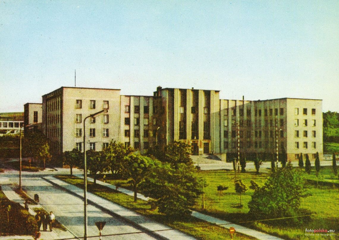 Szkoła Podstawowa nr 6 w 1971 roku funkcjonowała jeszcze w gmachu