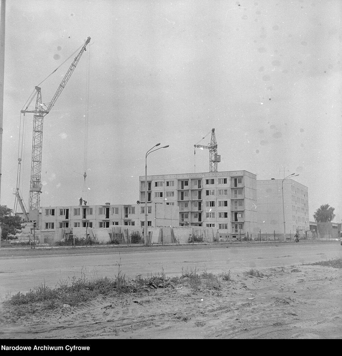 Rok 1979 - budowa bloków mieszkalnych przy al. I Armii WP (ob. al. Armii Krajowej) - od lewej nr 25, 27 i 29.
