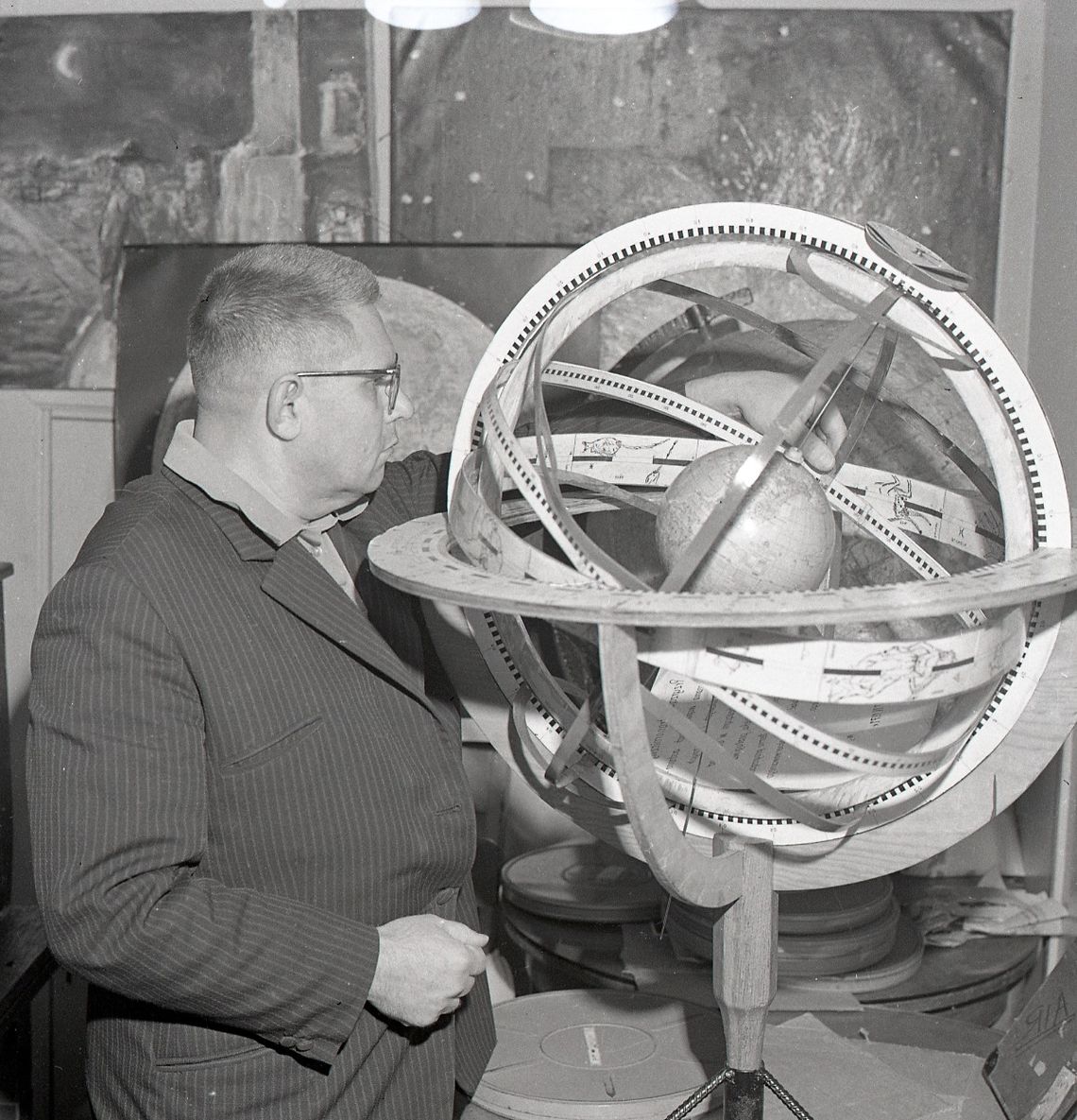 Adam Giedrys, astronom-amator ze Szczecinka również postarał się o sprowadzenie do małego miasta kawałka księżycowej skały w 1971 roku