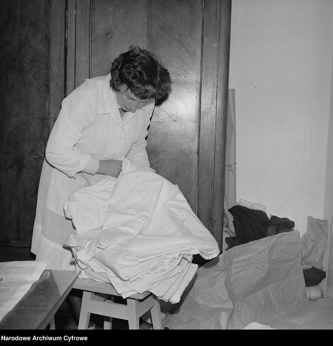 Praca siostry pogotowia PCK. Rok 1981.