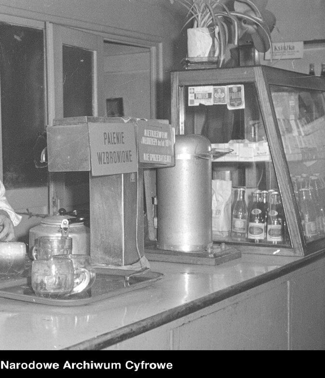 Zdjęcie ilustracyjne. Wnętrze baru piwnego.