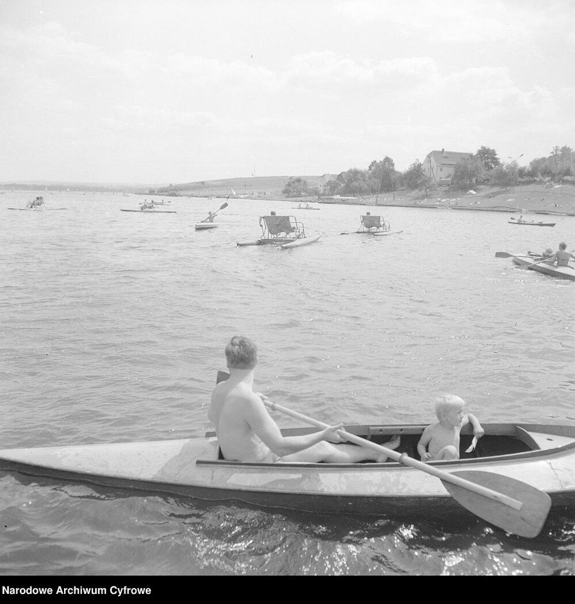 Kroniki miasta. Plan na jezioro Uściwierz Zdjęcie ilustracyjne/Plażowicze w ośrodku wypoczynkowym nad zbiornikiem zaporowym Niedów na rzece Witka