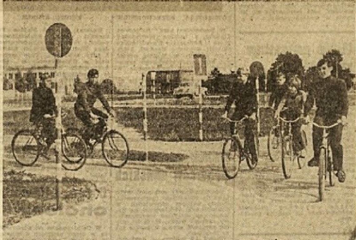 Kroniki miasta. Rowerowe miasteczko dla młodych chełmian Uczniowie korzystają z miasteczka rowerowego w Chełmie w 1971 roku.