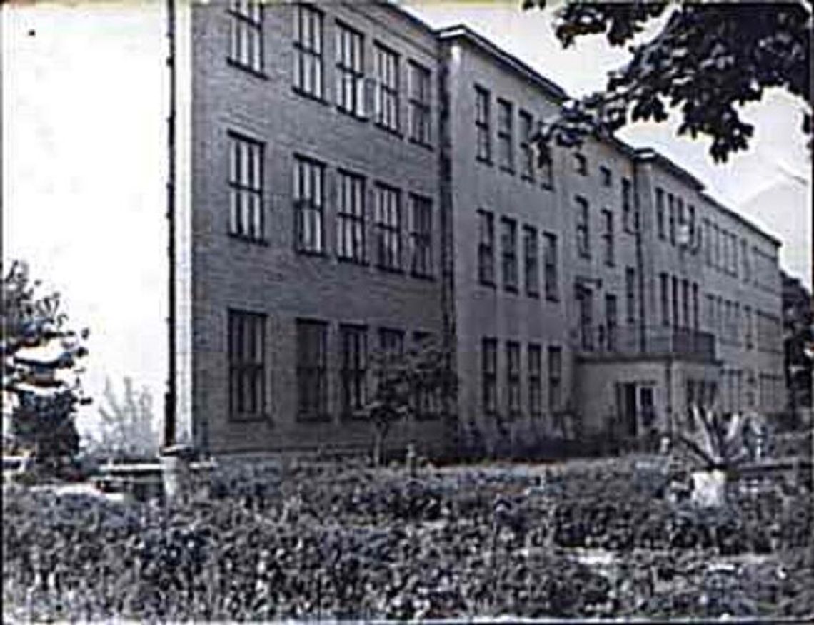 Rozbudowany na przełomie lat 60/70 gmach liceum w Rejowcu