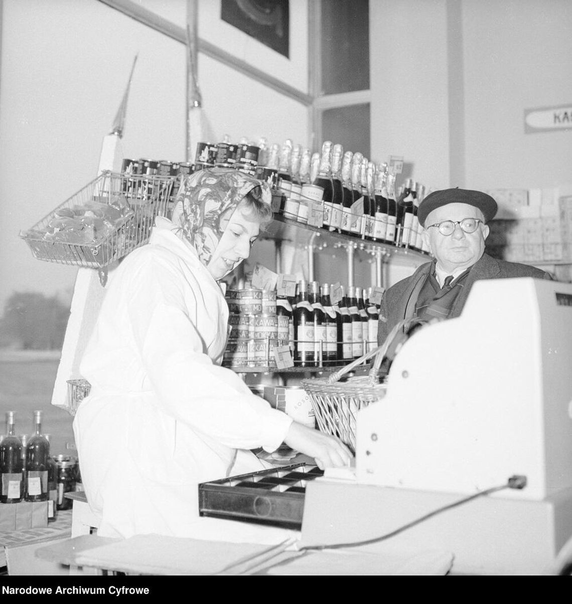 W sklepie MHD przy ulicy Odrodzonego Wojska Polskiego w Chełmie w 1971 roku zrezygnowano z samoobsługi