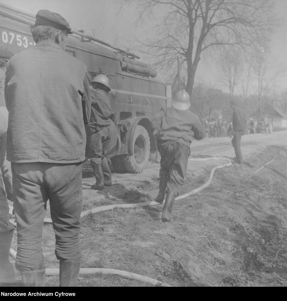 Kroniki miasta. Seria pożarów w powiecie chełmskim. Niespokojna jesień 1970 roku Na zdjęciu akcja gaśnicza zarejestrowana we wsi Goszcza w 1974 roku