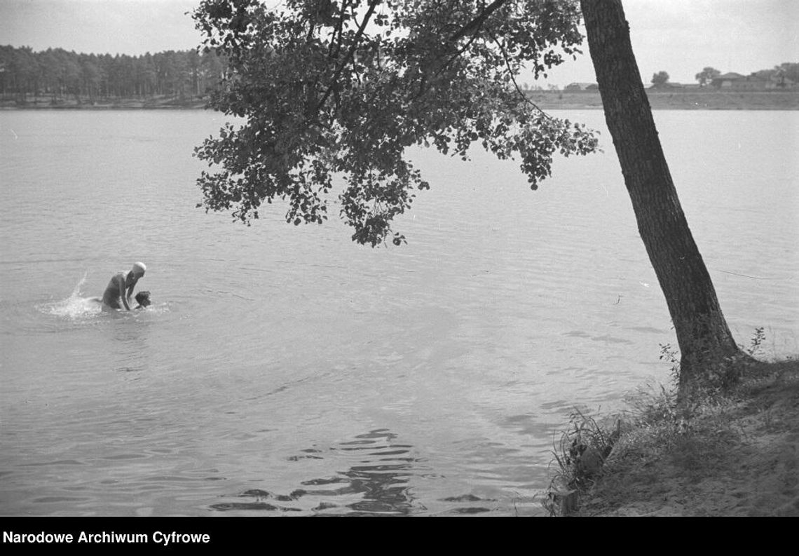 Kroniki miasta. Sezon wakacyjny nad Jeziorem Białym tuż tuż. Rok 1970.