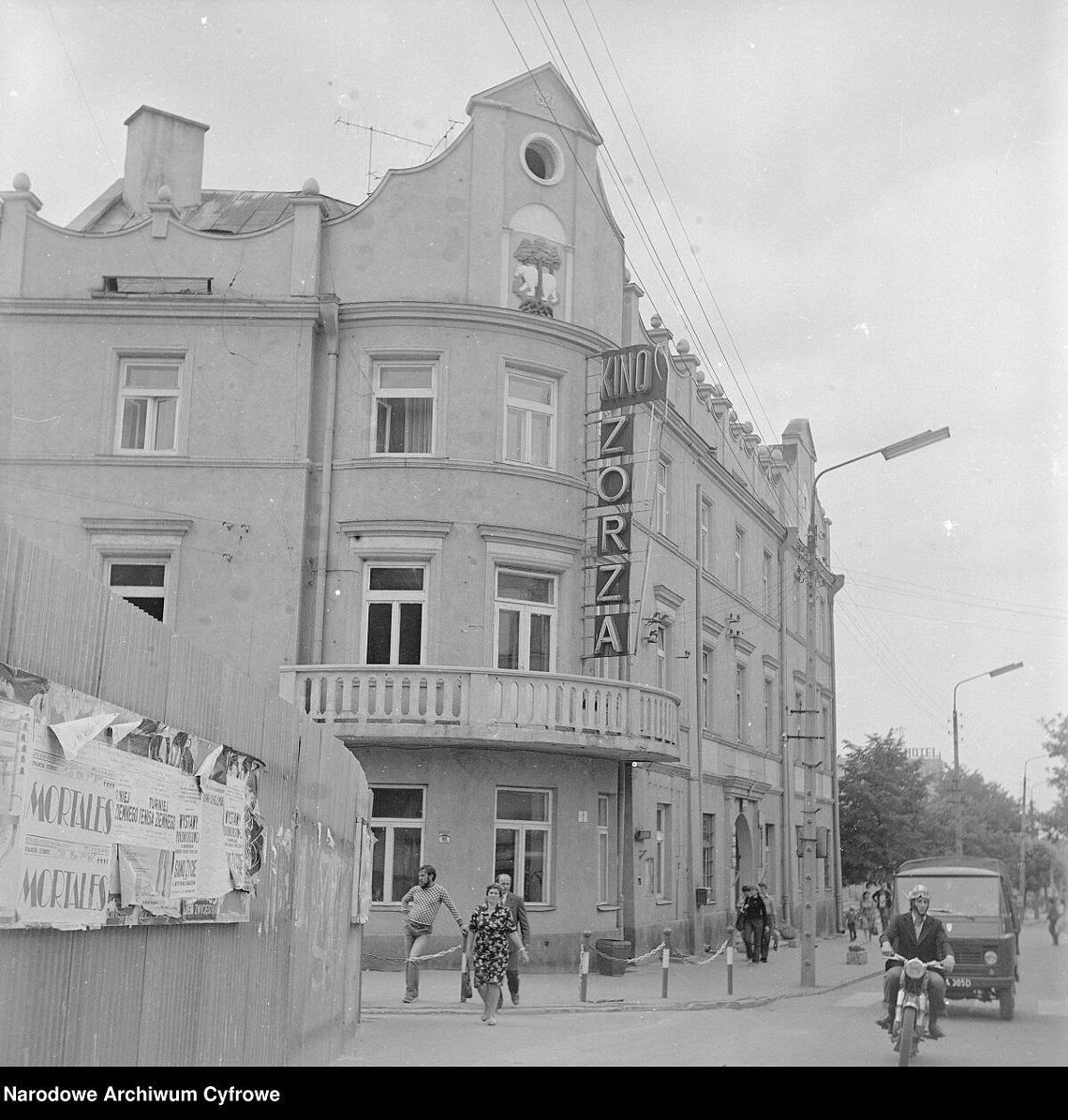 Gmach Magistratu Miejskiego z attykami i herbem miasta przy ul. Lubelskiej 63. Na budynku neon kina "Zorza". Z lewej plakaty na płocie.
