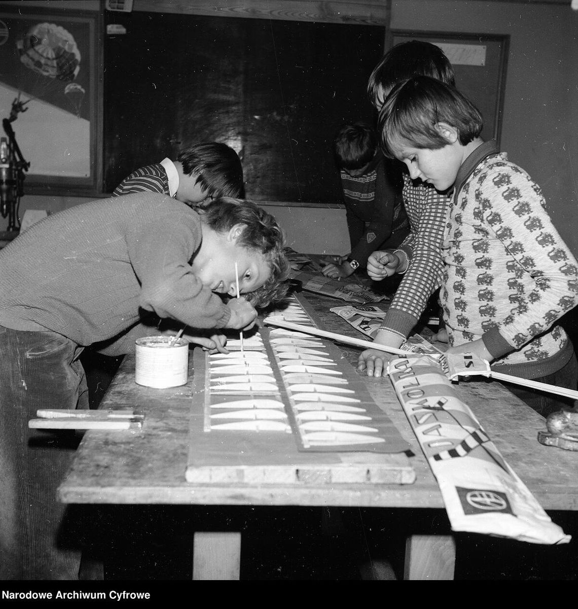 Kroniki miasta. Sukcesy chełmskich modelarzy. Rok 1970. Na zdjęciu zajęcia modelarskie w Warszawie w 1974 roku.