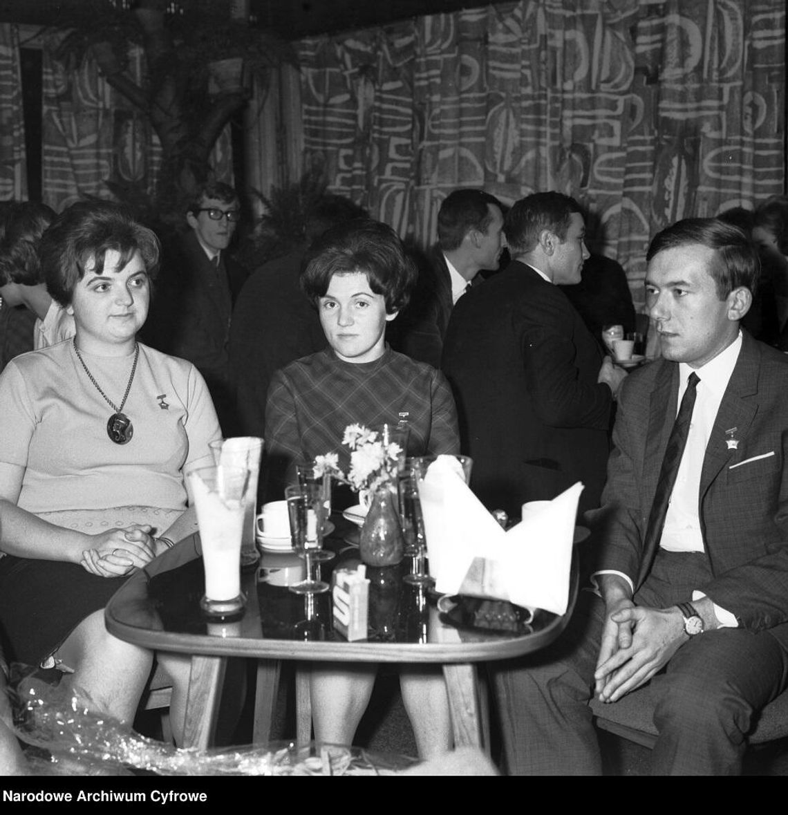 Kroniki miasta. Wieczorek młodzieżowy a'la zakładowe spotkanie integracyjne. WSS w Chełmie skupia swoich pracowników w 1970 roku Na zdjęciu uczestnicy uroczystości wręczenia odznak załogom sklepów WSS Społem w Warszawie w 1967 roku