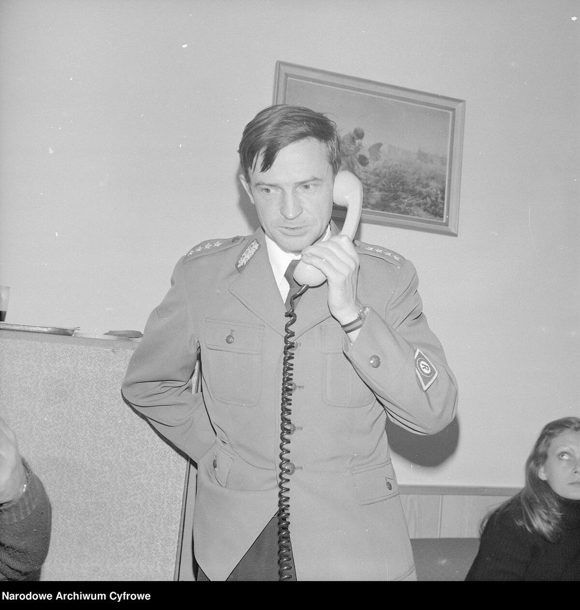 Zdjęcie ilustracyjne/Milicjant rozmawia przez telefon