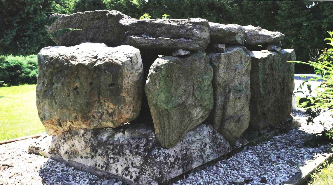 Na terenie szkoły podstawowej w miejscowości Nadrybie-Dwór, gm. Puchaczów, pow. łęczyński, bezpośrednio przy parkingu, została umieszczona rekonstrukcja kamiennego grobu z okresu neolitu.