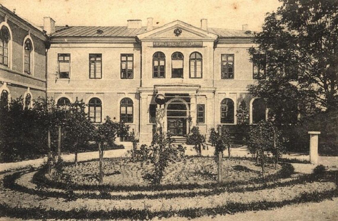 Kroniki miasta. Zasadnicza Szkoła Zawodowa nr 2 w Chełmie nareszcie w odpowiednich warunkach. O przeprowadzce z 1970 roku. Kroniki miasta. Zasadnicza Szkoła Zawodowa nr 2 w Chełmie nareszcie w odpowiednich warunkach. O przeprowadzce z 1970 roku.