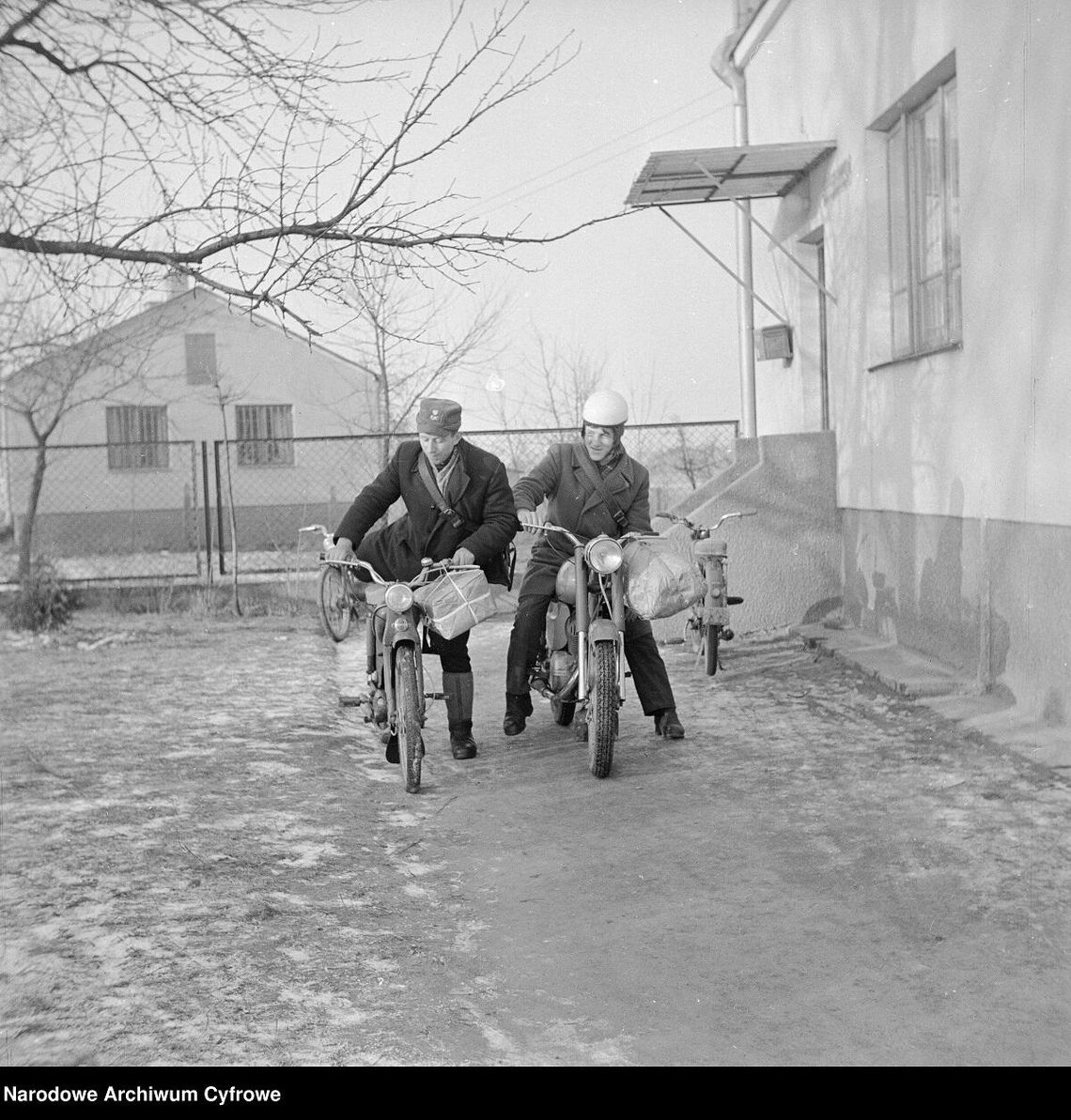 Na zdjęciu praca listonoszy wiejskich w 1973 roku
