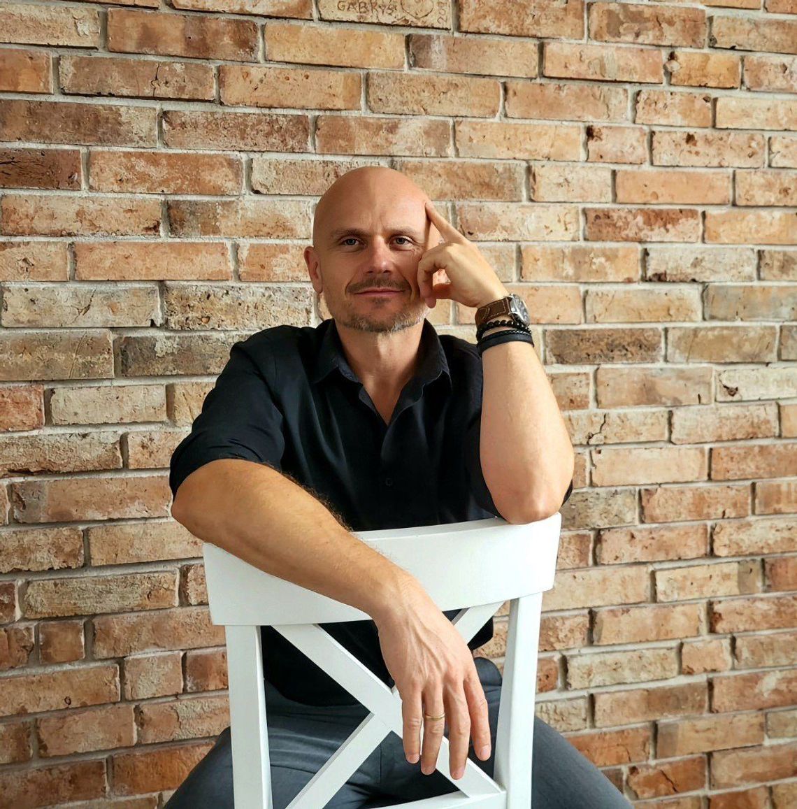 „Kupię twoje cierpienie” to tytuł, który nie prosi o uwagę - on ją zabiera. Rozmowa z autorem, Gabrielem Cebratem „Kupię twoje cierpienie” to tytuł, który nie prosi o uwagę - on ją zabiera. Rozmowa z autorem, Gabrielem Cebratem