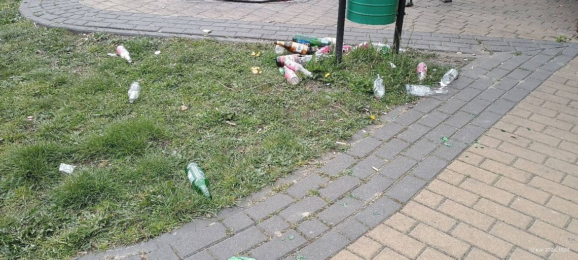 Lekcja odpowiedzialności w Rudzie-Hucie. Wójt postawił ultimatum, a młodzi chwycili za miotły Lekcja odpowiedzialności w Rudzie-Hucie. Wójt postawił ultimatum, a młodzi chwycili za miotły