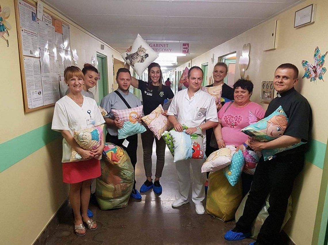 Mali pacjenci dostali poduszki z rąk piłkarek Selgros Lublin [FOTORELACJA]