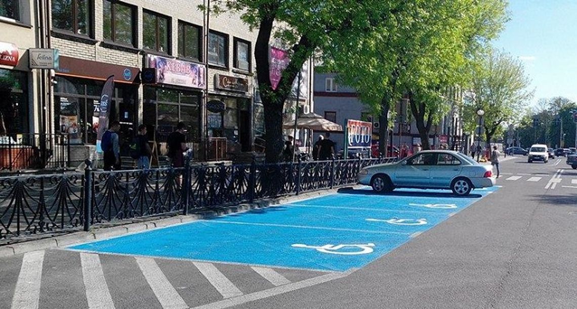 Miejsca parkingowe dla niepełnosprawnych w Chełmie wyznaczaja nowe, niebieskie koperty
