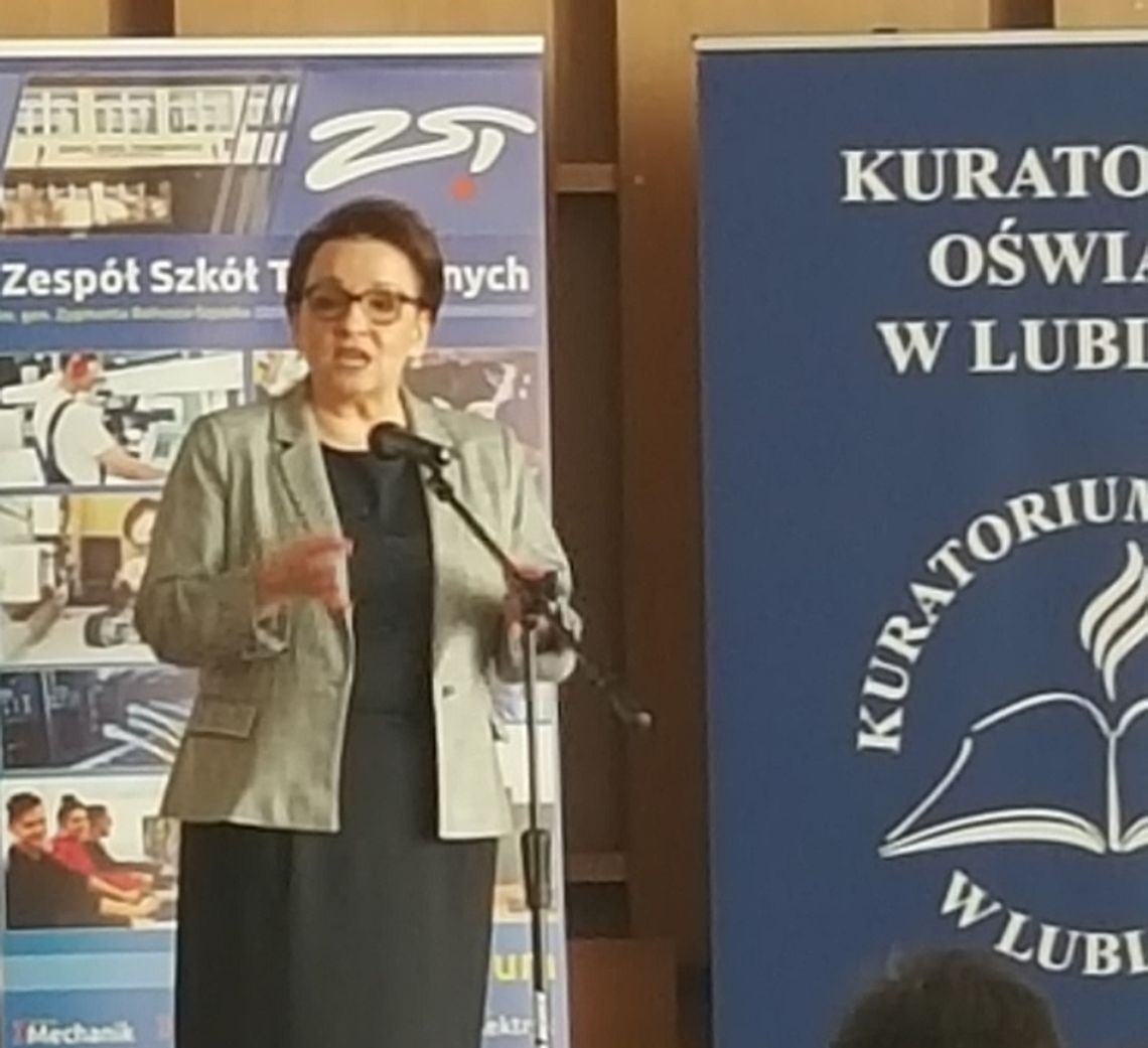 Minister Anna Zalewska - "Powstało ponad 5 tys. stron podstawy programowej dla szkół zawodowych"