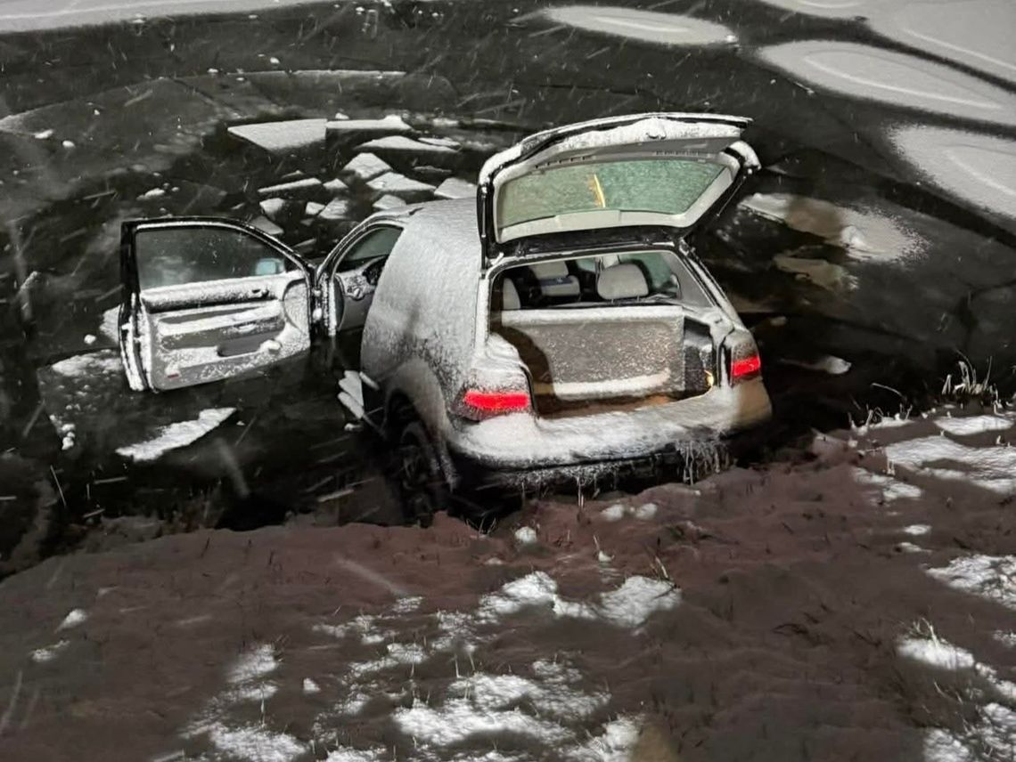 Młodzi kierowcy przeszarżowali. Jedno z aut wylądowało w stawie [ZDJĘCIA]