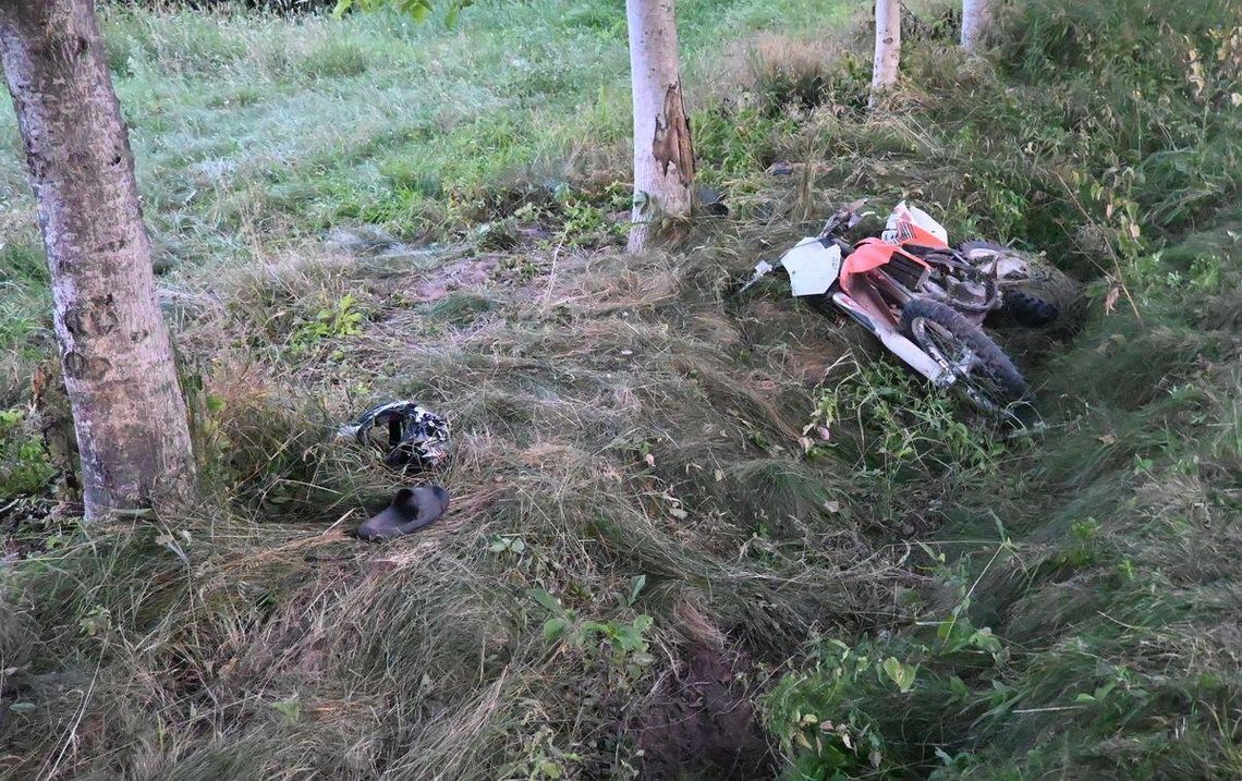 Motocyklista uderzył w drzewo. Był pijany i nie miał uprawnień do kierowania