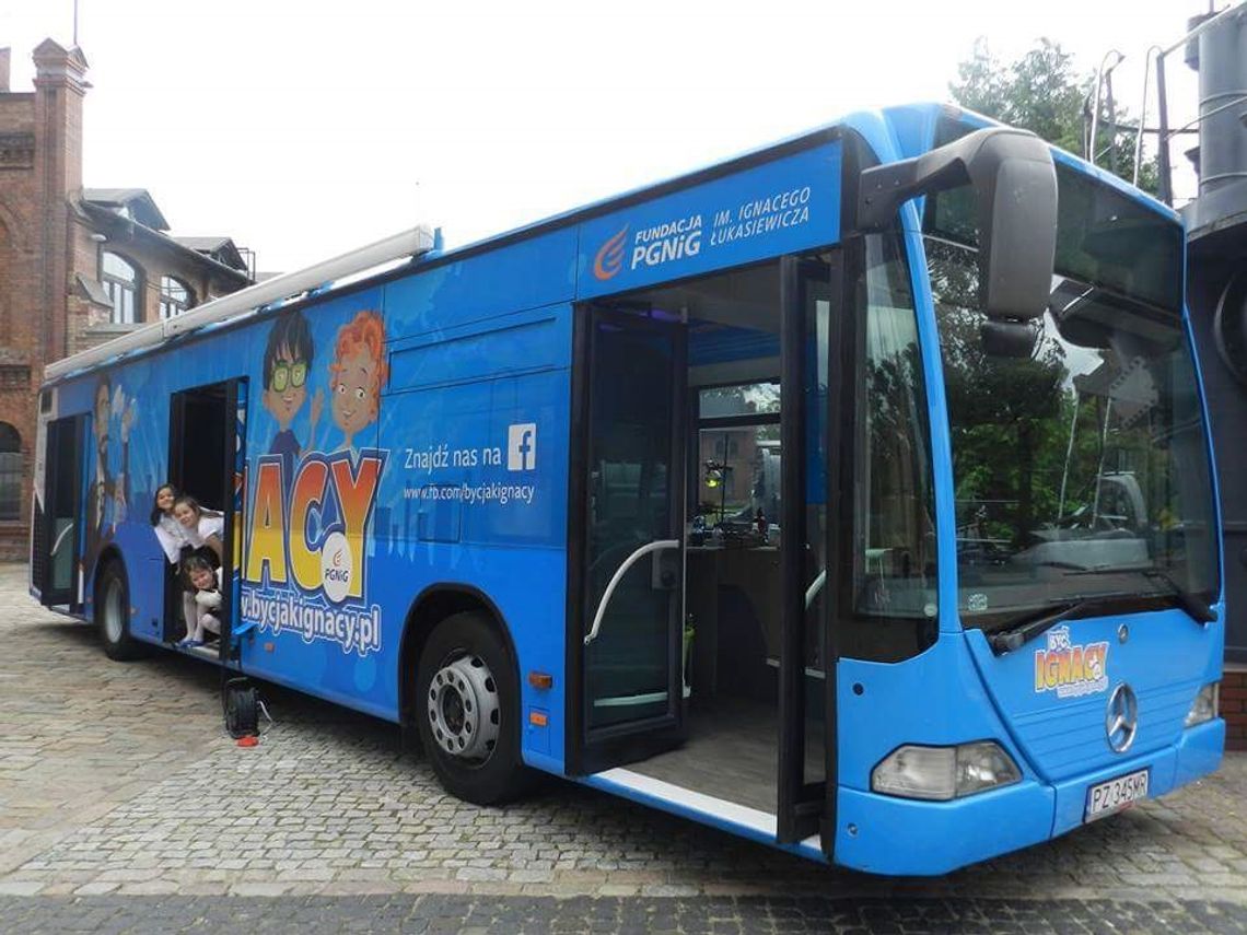 Naukowy Autobus w nagrodę dla szkoły ze Stawu za konkurs „Być jak Ignacy”