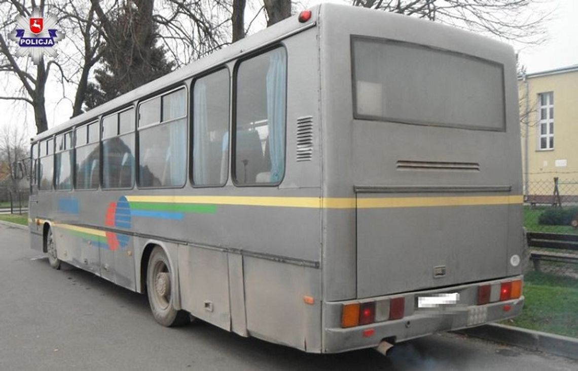 Nietrzeźwy kierowca wiózł dzieci szkolnym autobusem.