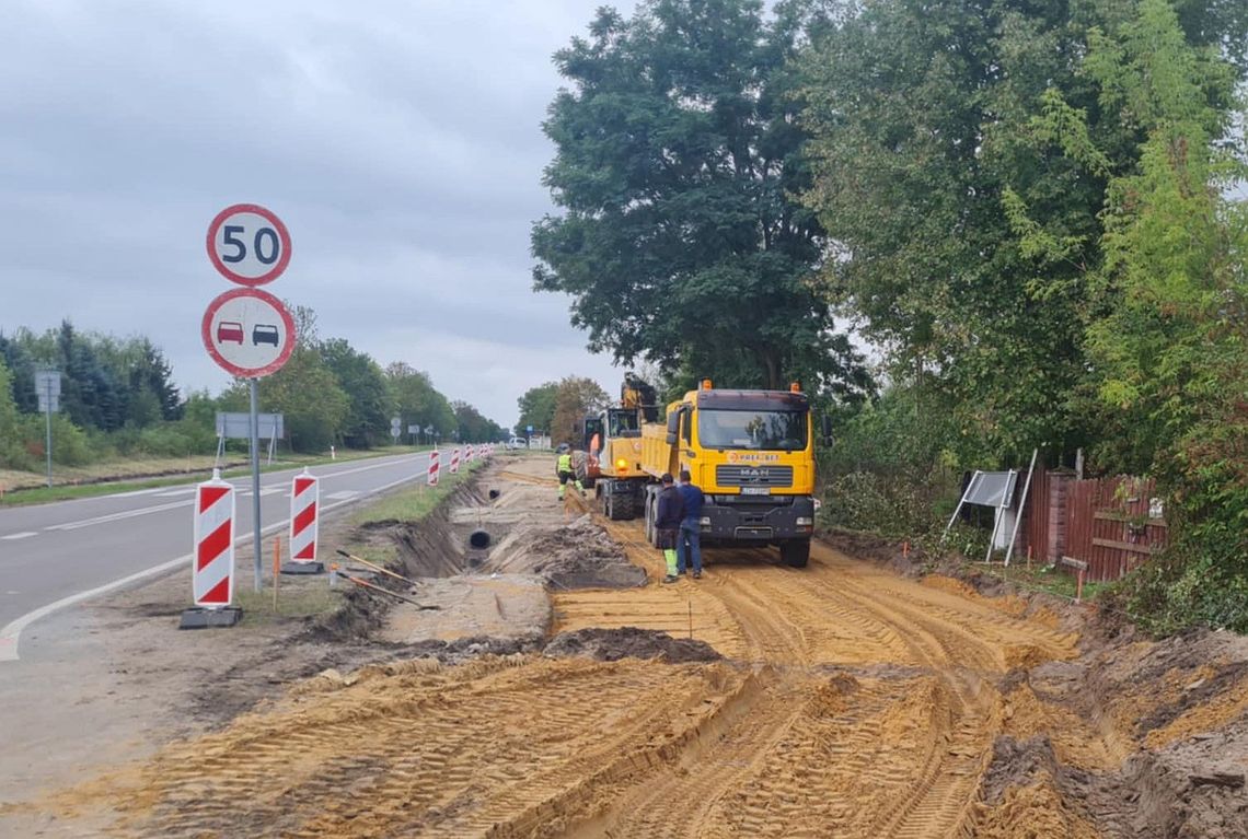 Pow. włodawski. Ruszyła budowa ścieżki rowerowej i chodnika w Urszulinie i Wytycznie