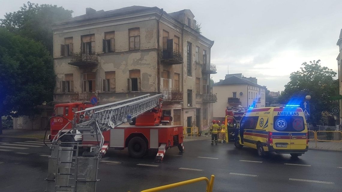 Pożar kamienicy w centrum miasta. Ogień gasiły cztery zastępy straży pożarnej, są poszkodowani