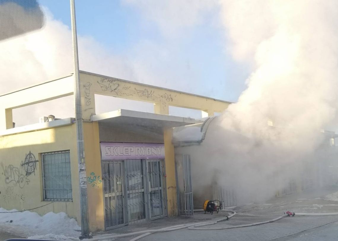 Pożar przy ulicy Popiełuszki w Chełmie. Kłęby dymu nad miejskim targowiskiem