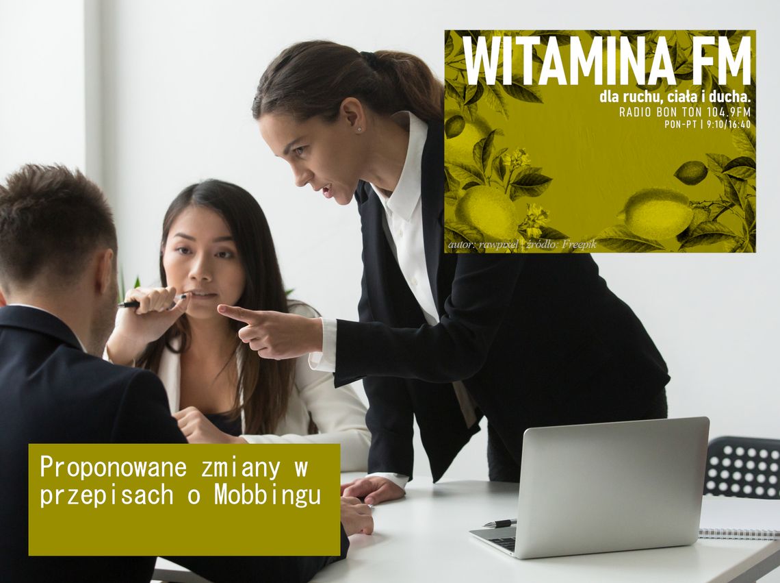 Zdjęcie stanowi inscenizację mobbingu, przez dwie osoby stojące nad pracownikiem siedzącym przy stole.