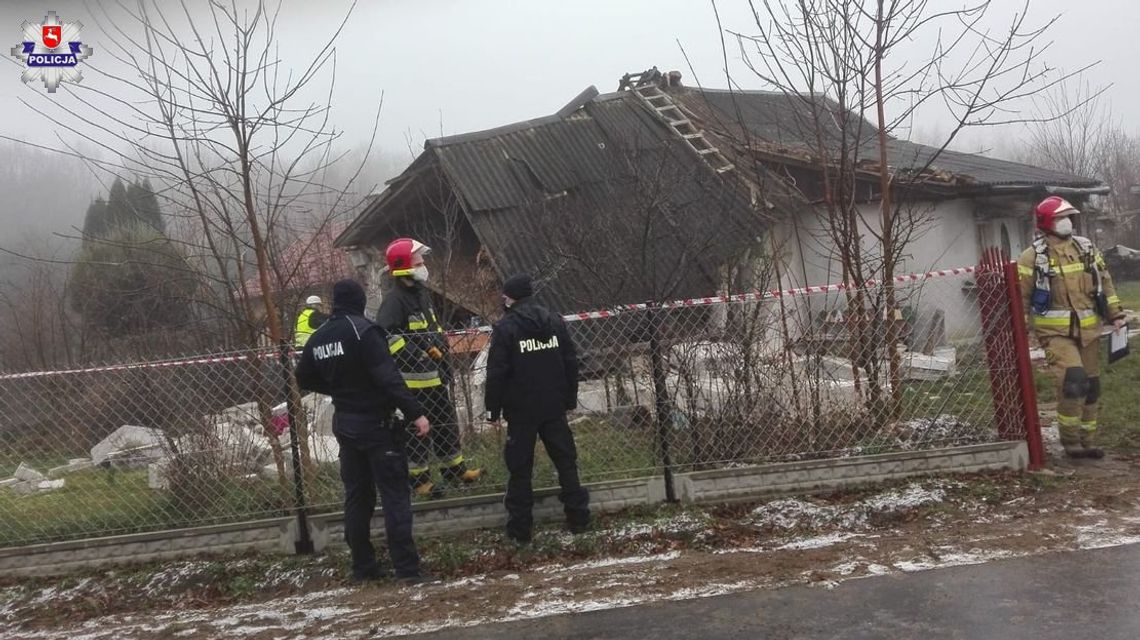 Rejowiec Fabryczny: Wydostali 77-latka z płonącego domu