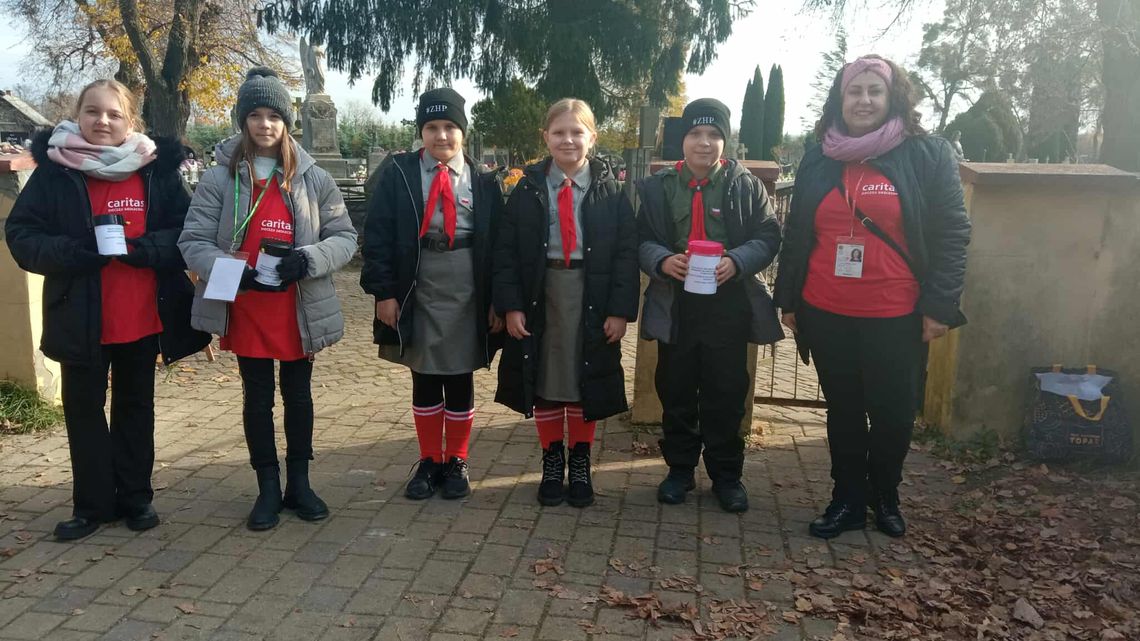 Rekordowe kwesty na cmentarzach w powiecie włodawskim – ponad 36 tys. na ratowanie zabytkowych nagrobków [ZDJĘCIA]