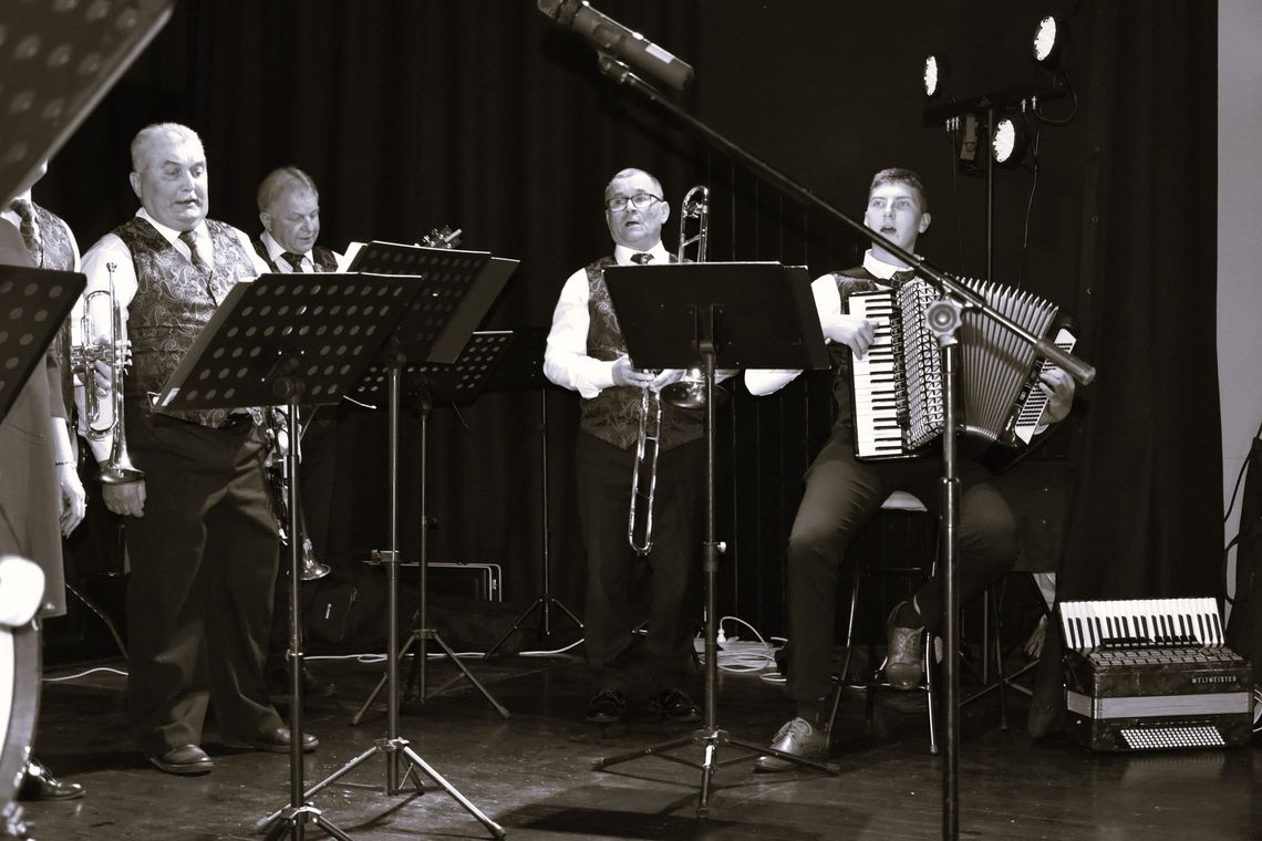 Są muzycznie młodzi, ale budują na fundamencie tradycji. Gmina Wojsławice świętowała 10. urodziny Czerwonej Jarzębiny [ZDJĘCIA]