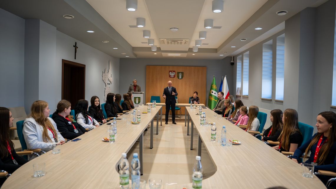 Sukcesy zawodniczek ze szkół gminy Chełm zostały nagrodzone upominkami oraz pamiątkowymi dyplomami.