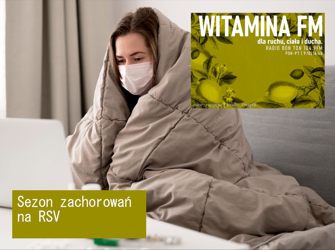 Kobieta, szczelnie przykryta kocem, z maską na twarzy, siedzi na kanapie