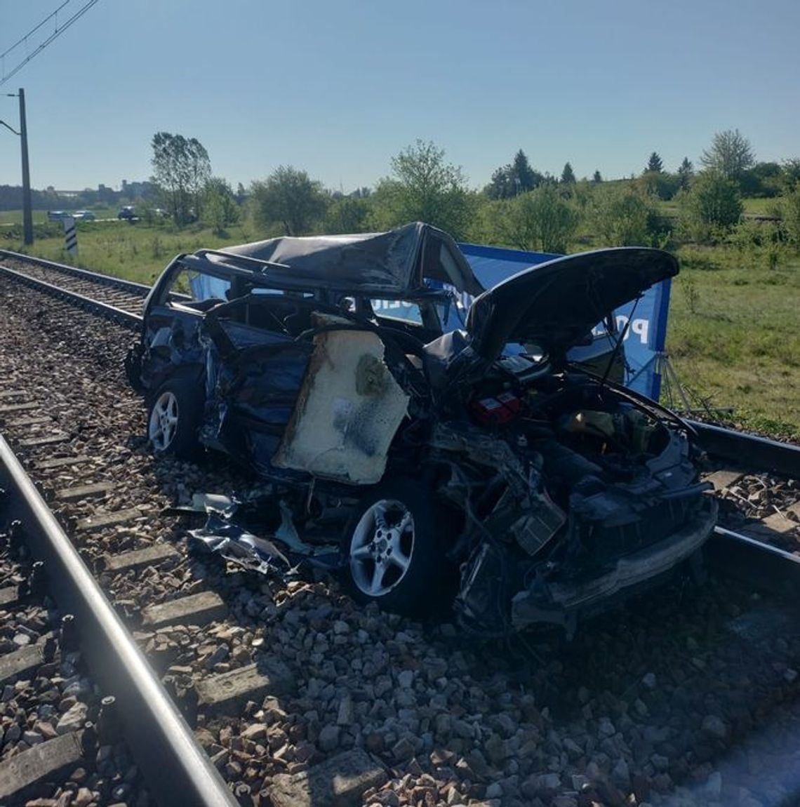 Śmiertelny wypadek w Krasnem. Samochód osobowy wjechał pod pociąg