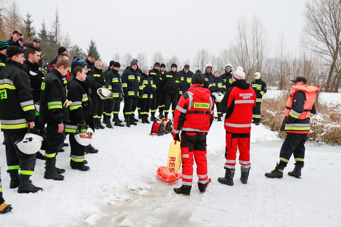 Strażacy i WOPR ćwiczyli na lodzie