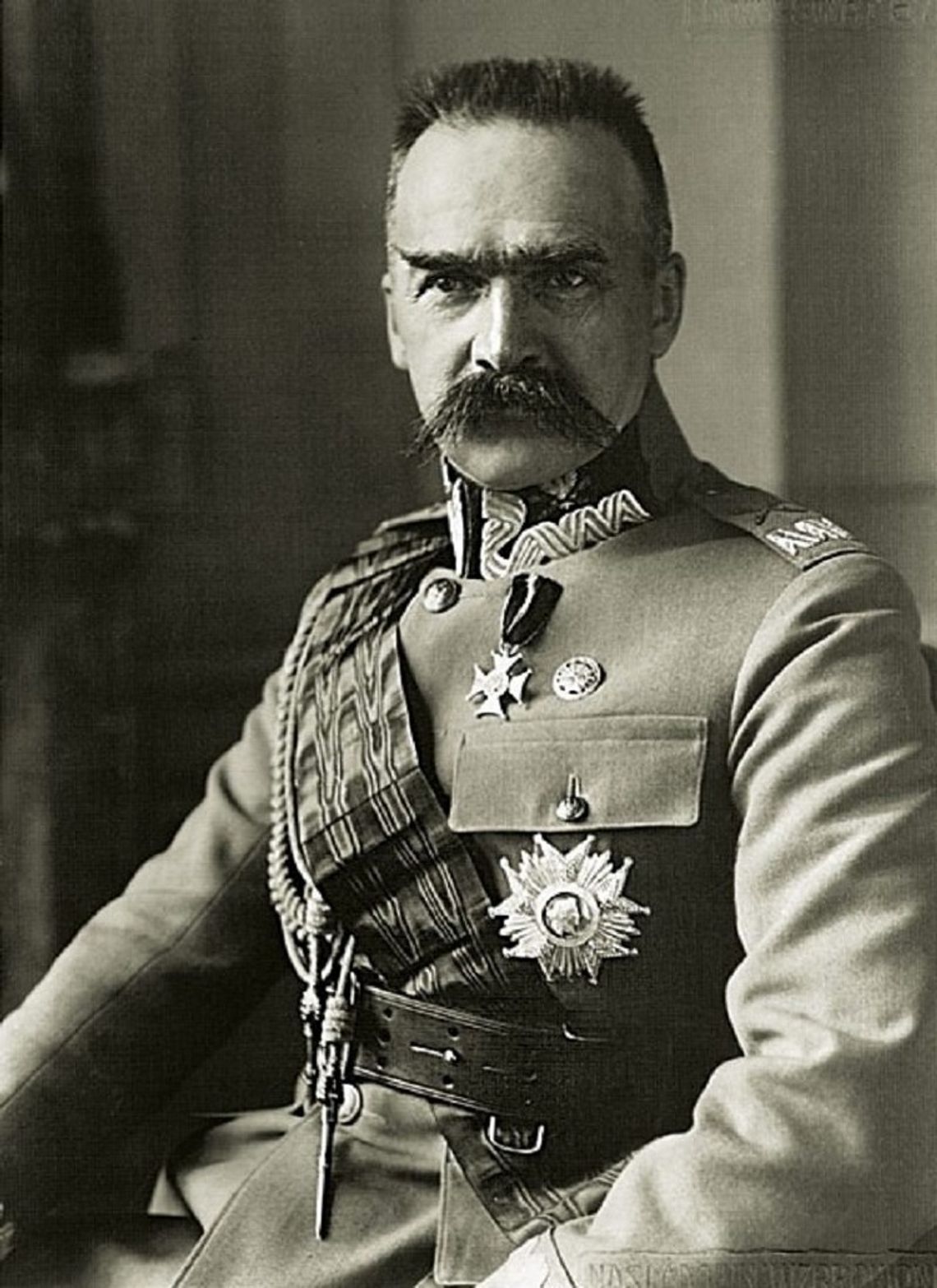 Tablica poświęcona Józefowi Piłsudskiemu zawiśnie na 'gmachu'.