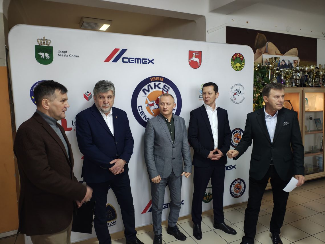 Wiadomości lokalne 24.02.2026 - Dziś w siedzibie Cementu Gryfa Chełm odbyła się konferencja prasowa Dziś w siedzibie Cementu Gryfa Chełm odbyła się konferencja prasowa dotycząca m.in. planowej przez Prezydenta Jakuba Banaszaka rezygnacji z przyznanej dla klubu dotacji.