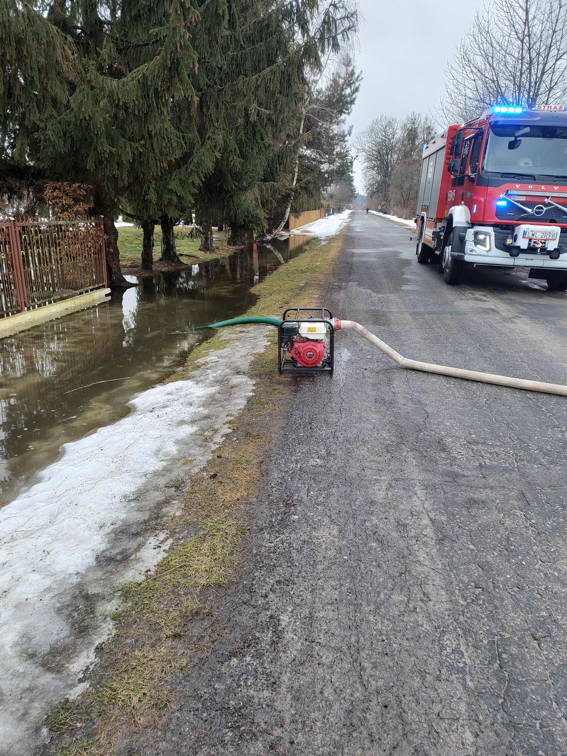 W miejscowości Różanka w gminie Włodawa woda zalała posesję i zaczęła wdzierać się do domu mieszkalnego.