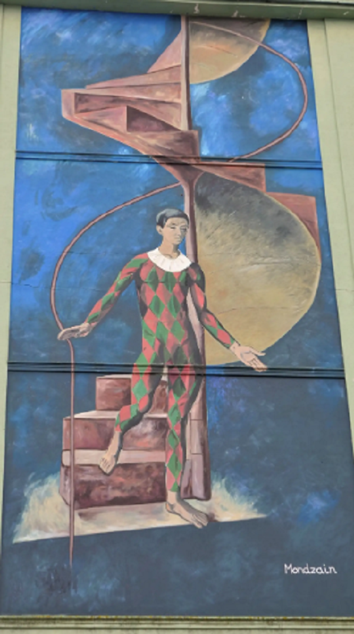 Wiadomości lokalne. Arlekin z UM Chełm zniknął i nie wróci. Włodawianie wspierają akcję „Onko Mikołaj 2025” Na zdjęciu mural z reprodukcją "Arlekina" Sz. Mondzaina na zach. ścianie UM Chełm